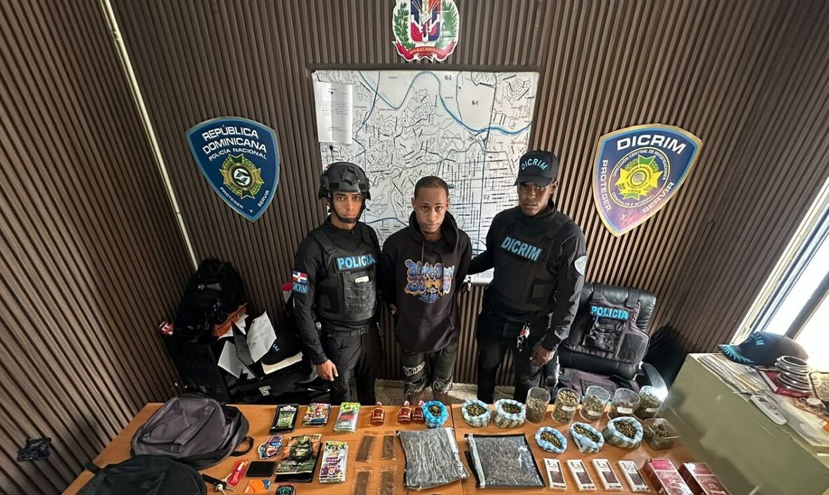 Policía ocupa presuntas drogas y una balanza durante operativo en Cristo Rey; arresta a joven de 25 años
